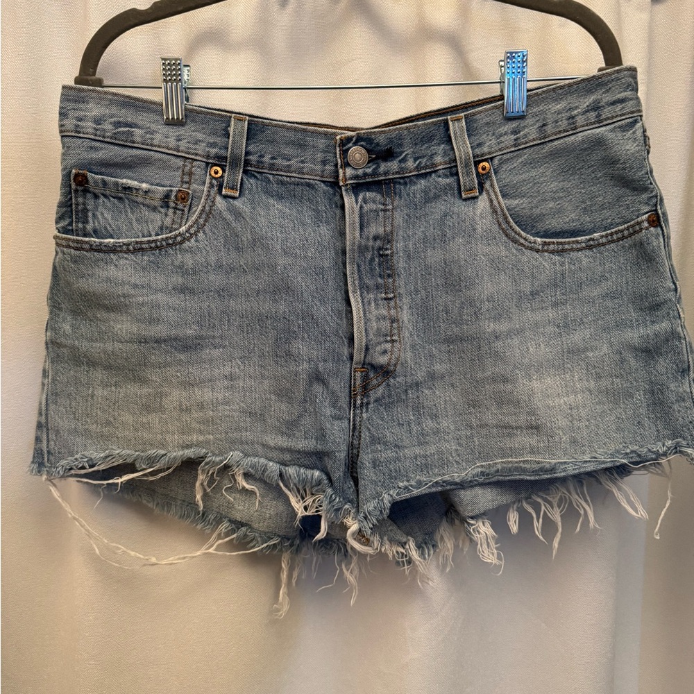 501 light wash denim short